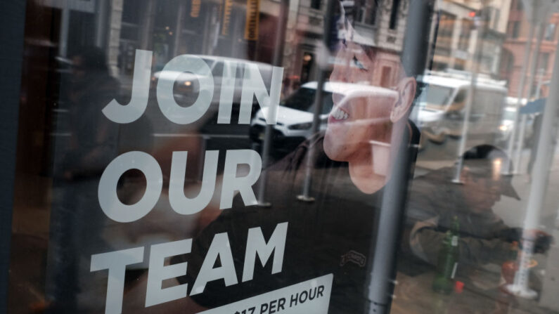 Cartel de "se ofrece empleo" en una tienda de Manhattan el 06 de mayo de 2022 en la ciudad de Nueva York.  (Spencer Platt/Getty Images)