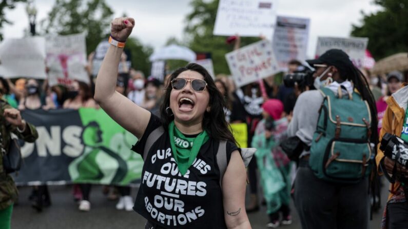Manifestantes a favor del aborto gritan mientras marchan a lo largo de la Avenida de la Constitución durante la marcha Bans Off Our Bodies en Washington el 14 de mayo de 2022. (Anna Moneymaker/Getty Images)
