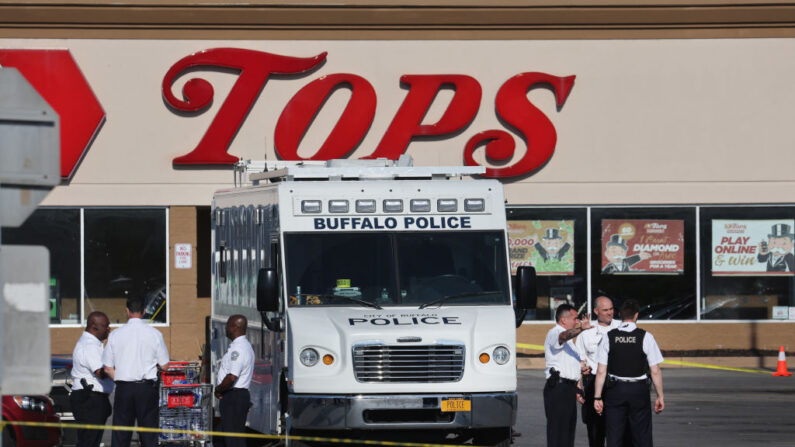 La policía y los agentes del FBI investigan sobre el tiroteo en el mercado Tops el 15 de mayo de 2022 en Buffalo, Nueva York. (Scott Olson/Getty Images)