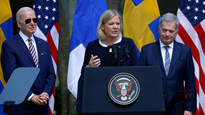 La primera ministra de Suecia, Magdalena Andersson, pronuncia un discurso con el presidente de Estados Unidos, Joe Biden (izquierda), y el presidente de Finlandia, Sauli Niinisto, en el Jardín de las Rosas de la Casa Blanca el 19 de mayo de 2022 en Washington, DC. (Chip Somodevilla/Getty Images)