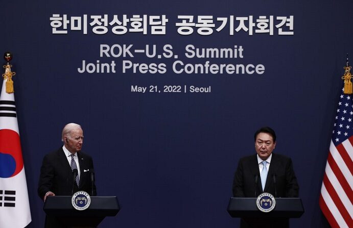 El presidente de Corea del Sur, Yoon Suk-yeol (D), habla mientras el presidente de Estados Unidos, Joe Biden, escucha durante una conferencia de prensa en la oficina presidencial en Seúl, Corea del Sur, el 21 de mayo de 2022. (Jeon Heon-Kyun/Pool/Getty Images)
