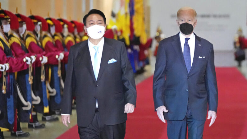 El presidente estadounidense Joe Biden y el presidente surcoreano Yoon Suk-yeol llegan al Museo Nacional de Corea para la cena de Estado, el 21 de mayo de 2022 en Seúl, Corea del Sur.(Lee Jin-Man - Pool/Getty Images)