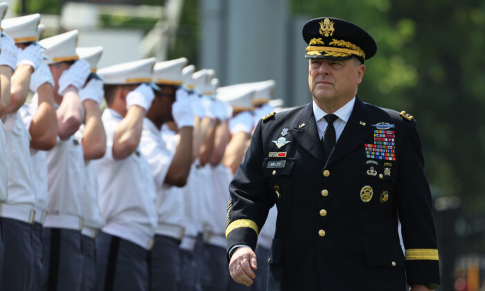 Mark A. Milley, presidente del Estado Mayor Conjunto de las Fuerzas Armadas, llega para la Ceremonia de Graduación de West Point 2022, en la Academia Militar de West Point, Nueva York, el 21 de mayo de 2022. (Michael M. Santiago/Getty Images)
