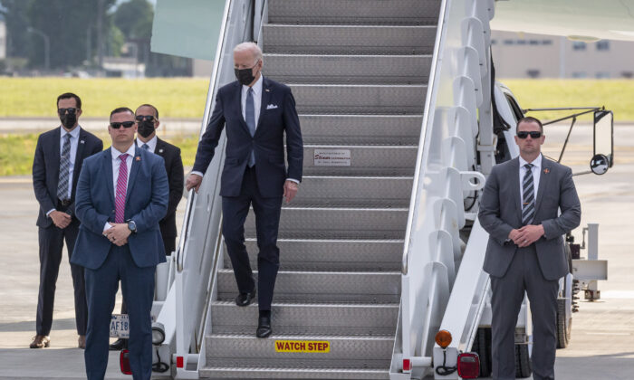 El presidente estadounidense Joe Biden llega a la base aérea de Yokota, en Fussa, Tokio, Japón, el 22 de mayo de 2022. El presidente Biden llegó a Japón tras su visita a Corea del Sur, en el marco de una gira por Asia destinada a tranquilizar a los aliados de la región. (Yuichi Yamazaki/Getty Images)
