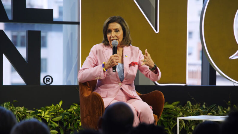 La presidenta de la Cámara de Representantes, Nancy Pelosi, habla en el escenario de la Cumbre Global Citizen NOW en los Estudios Spring el 23 de mayo de 2022 en la ciudad de Nueva York. (Rob Kim/Getty Images)