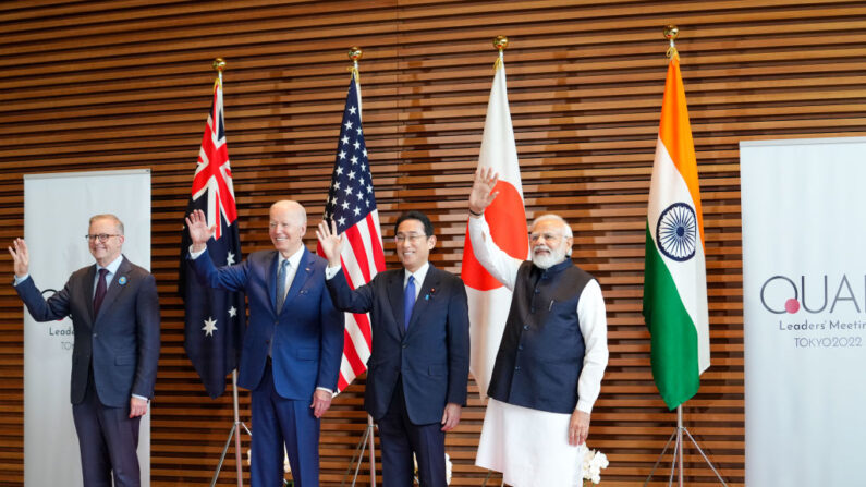 El primer ministro de Australia, Anthony Albanese (de izq. a de.); el presidente de Estados Unidos, Joe Biden; el primer ministro de Japón, Fumio Kishida; y el primer ministro de la India, Narendra Modi, posan para una foto en el vestíbulo de la Oficina del primer ministro de Japón el 24 de mayo de 2022 en Tokio, Japón en una cumbre del Quad. (Zhang Xiaoyou - Pool/Getty Images)