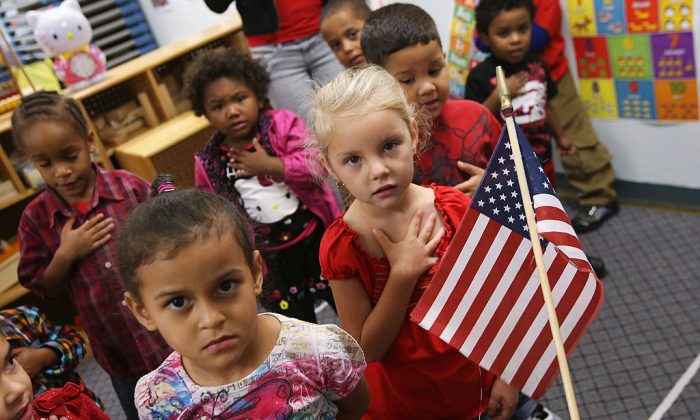 Los niños recitan el Juramento a la bandera al comienzo del día escolar en la escuela Head Start financiada con fondos federales en Woodbourne, Nueva York. (John Moore/Getty Images)