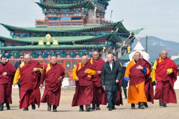 El presidente ruso Vladímir Putin (3ero a la dcha) camina con monjes budistas mientras visita el Ivolginsky Datsan (monasterio) en el pueblo de Verkhnyaya Ivolga, República de Buriatia el 11 de abril del 2013. (ALEKSEY NIKOLSKYI/AFP/Getty Images)