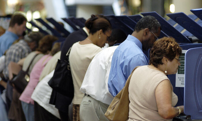 Votantes hispanos acuden a las urnas para votar anticipadamente en el Centro de Gobierno de Miami-Dade en Miami, Florida, el 21 de octubre de 2004. (G. De Cardenas/Getty Images)
