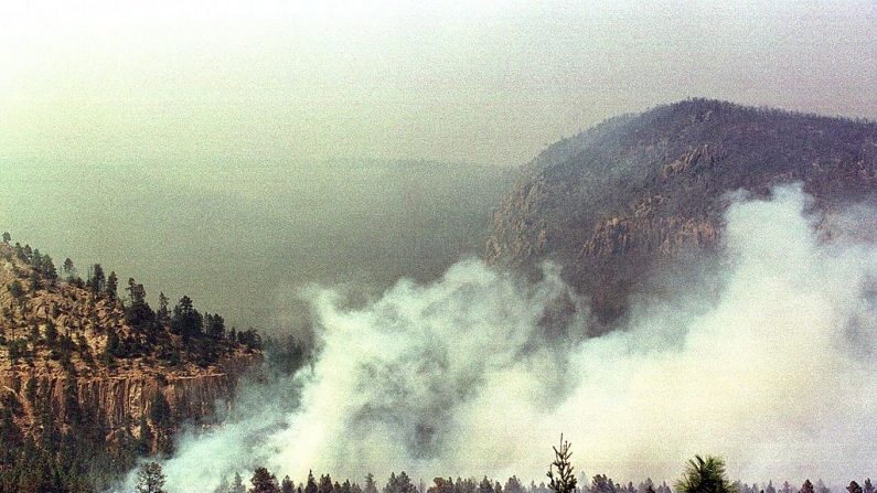 Los incendios forestales avivados por los fuertes vientos y las condiciones de sequía arden fuera de control en Los Álamos, Nuevo México, en una foto de archivo del 11 de mayo de 2000. (Paul Back/AFP a través de Getty Images)