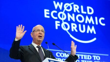 Millones responden a encuesta que pregunta si el Foro Económico Mundial debería “controlar el mundo”