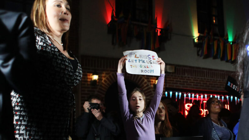 Activistas y miembros de la comunidad transgénero protestan contra el anuncio de la Administración Trump que anula una orden de la era Obama que permitía a los estudiantes transgénero utilizar los baños escolares que coincidieran con su identidad de género, en el Stonewall Inn de Nueva York el 23 de febrero de 2017. (Spencer Platt/Getty Images)
