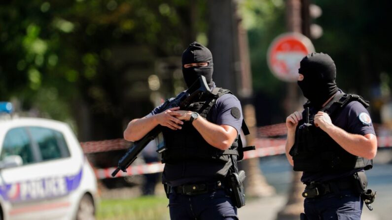 Agentes de la policía patrullan la avenida de los Campos Elíseos el 19 de junio de 2017 en la avenida de los Campos Elíseos en París (Francia). (Thomas Samson/AFP vía Getty Images)