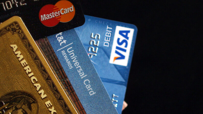 En esta ilustración fotográfica, se ven las principales tarjetas de crédito de EE.UU., en la ciudad de Nueva York, el 20 de mayo de 2009. (Spencer Platt/Getty Images)