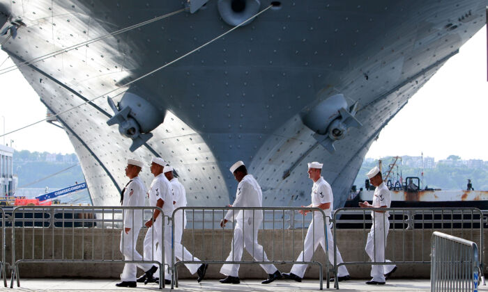 Marineros de la Marina de EE.UU. pasan junto al USS Iwo Jima, atracado en el río Hudson, durante la semana de la flota en Nueva York, el 22 de mayo de 2009. (Mario Tama/Getty Images)
