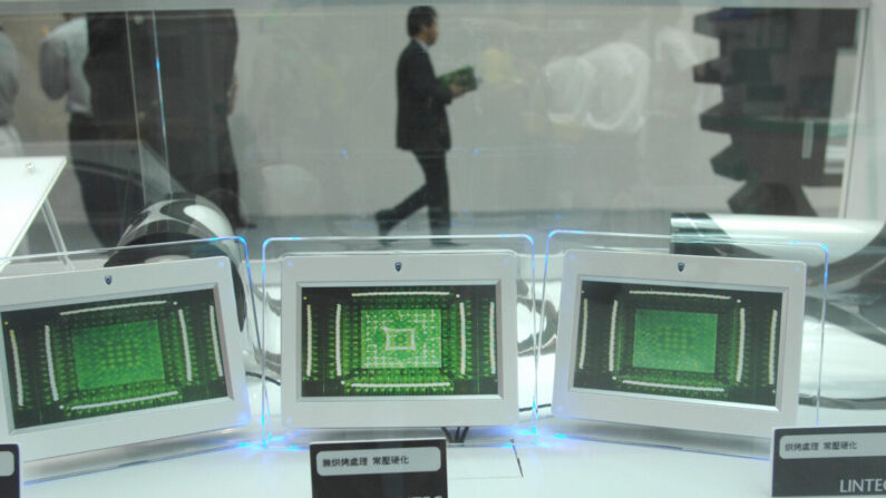 Un visitante pasa por delante de un stand de pruebas de microchips durante el primer día de la exposición de semiconductores Semicon, de tres días de duración, en el Taipei World Trade Centre de Taipei, Taiwán, el 30 de septiembre de 2009. (PATRICK LIN/AFP vía Getty Images)
