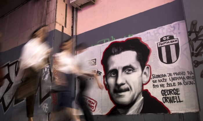 Un mural que representa al novelista británico George Orwell con las palabras "La libertad es el derecho de decirle a la gente lo que no quiere oír", en Belgrado, Serbia, el 8 de mayo de 2018. (Oliver Bunic/AFP a través de Getty Images)