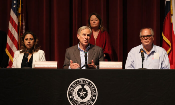 Gobernador de Texas dice estar "furioso" porque le "engañaron" sobre lo ocurrido en tiroteo de la escuela