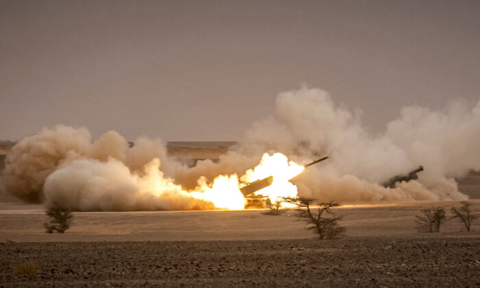 Lanzadores estadounidenses M142 High Mobility Artillery Rocket System (HIMARS) disparan salvas durante un ejercicio militar en la región de Grier Labouihi, en Marruecos, el 9 de junio de 2021. (Fadel Senna/AFP/Getty Images)