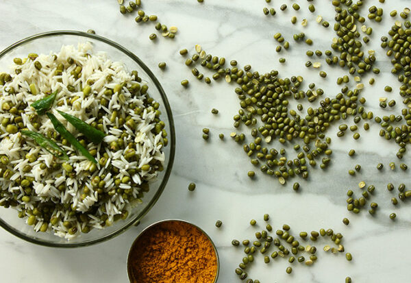 Las judías mungo y el arroz basmati son los principales ingredientes del khichdi (cortesía de ButteredVeg.com)