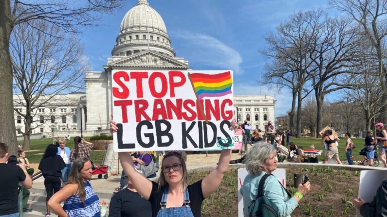 Un manifestante denuncia el entrenamiento transgénero de los niños en el capitolio estatal en Madison, Wisconsin, el 23 de abril de 2022. (Cortesía de Charlie Jacobs (seudónimo))
