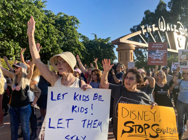 Los manifestantes en oposición a la postura de The Walt Disney Company contra una ley de Florida recientemente aprobada protestan fuera de la sede de la compañía en Burbank, California, el 6 de abril de 2022. (Jill McLaughlin/The Epoch Times)