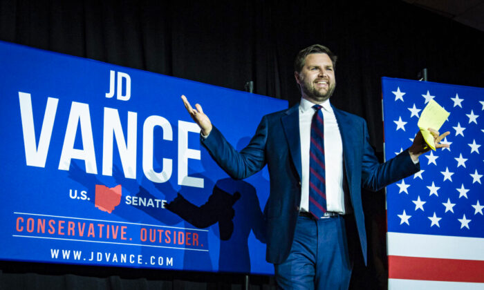 El candidato republicano al Senado de Estados Unidos, J.D. Vance, llega al escenario después de ganar las primarias, en un evento de la noche electoral, en el Centro de Convenciones Duke Energy, en Cincinnati, Ohio, el 3 de mayo de 2022. (Drew Angerer/Getty Images)