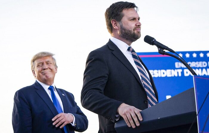 El expresidente Donald Trump (I) escucha mientras J.D. Vance, candidato republicano al Senado de Estados Unidos en Ohio, habla durante un mitin organizado por el expresidente en el recinto ferial del condado de Delaware, en Ohio, el 23 de abril de 2022. (Drew Angerer/Getty Images)
