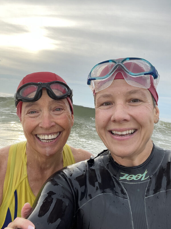 Jeanne Mitchell (izquierda) nada con Jess Wargo (derecha) en el Océano Atlántico para preparar una carrera. (Jeanne Mitchell)