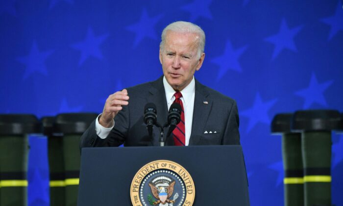 El presidente Joe Biden habla sobre la seguridad y el conflicto en Ucrania durante una visita a las instalaciones de Lockheed Martin, en Troy, Alabama, el 3 de mayo de 2022. (Nicholas Kamm/AFP vía Getty Images)

