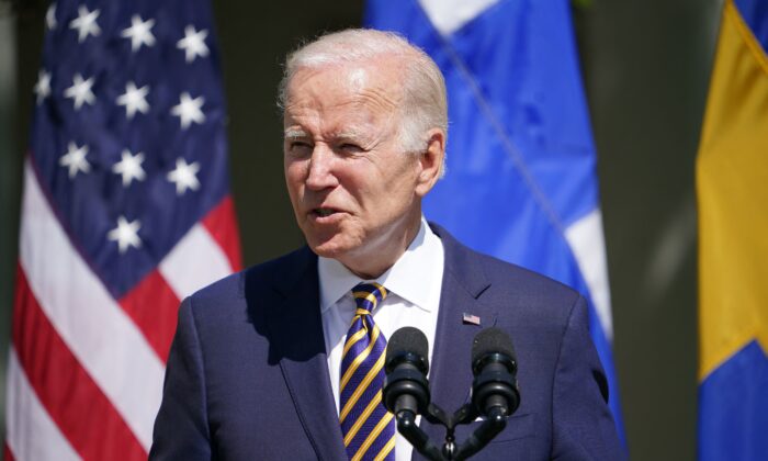 El presidente Joe Biden, junto con la primera ministra de Suecia, Magdalena Andersson, y el presidente de Finlandia, Sauli Niinistö (fuera de cuadro), hablan en el jardín de rosas después de una reunión en la Casa Blanca, el 19 de mayo de 2022. (Mandel Ngan/AFP vía Getty Images)
