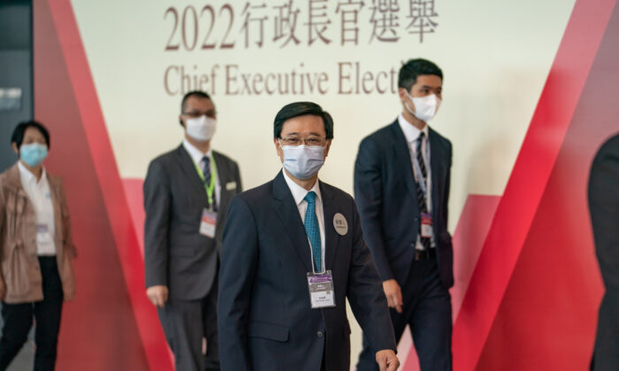 El candidato a jefe ejecutivo de Hong Kong, John Lee, llega para saludar a los miembros del Comité Electoral en el Centro de Convenciones y Exposiciones de Hong Kong, el 8 de mayo de 2022. (Anthony Kwan/Getty Images)
