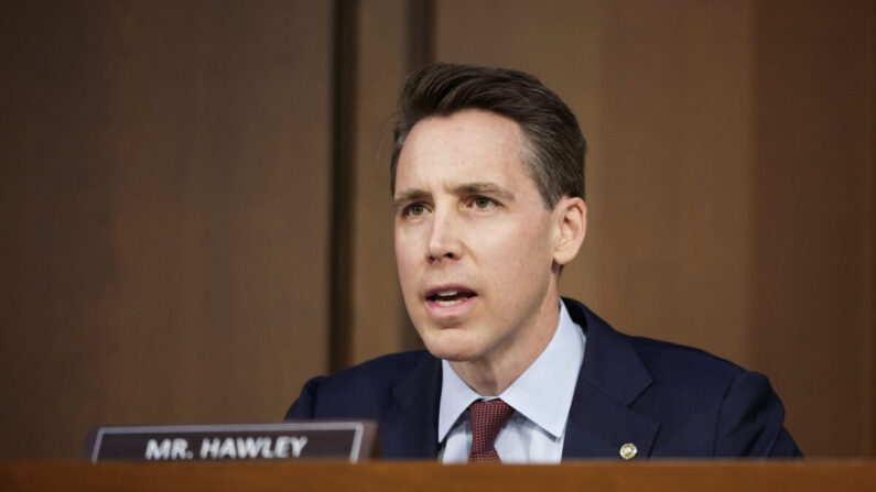 El senador Josh Hawley (R-Mo.) habla durante la audiencia de confirmación del Comité Judicial del Senado para el juez Ketanji Brown Jackson en el edificio de oficinas Hart del Senado en el Capitolio en Washington, el 21 de marzo de 2022. (Drew Angerer/Getty Images)
