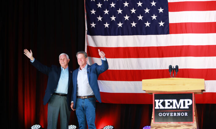 El gobernador de Georgia, Brian Kemp (Der.), junto al exvicepresidente de Estados Unidos, Mike Pence, en un acto de campaña en el Aeropuerto Internacional del Condado de Cobb, el 23 de mayo de 2022, en Kennesaw, Georgia. (Foto de Joe Raedle/Getty Images)