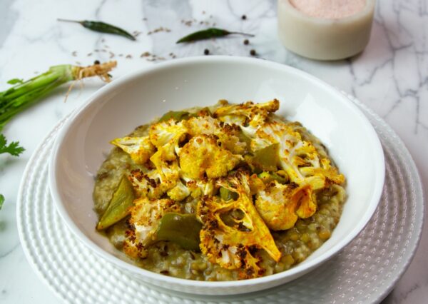 Khichdi con coliflor asada y pimiento verde espolvoreado con cúrcuma (cortesía de ButteredVeg.com)