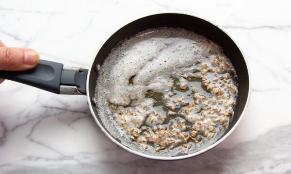 Semillas de comino tostadas en ghee; utilizadas para dar sabor al khichdi. (Cortesía de ButteredVeg.com)