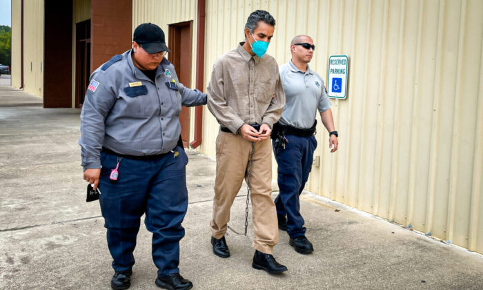 Lester Hidalgo Aguilar (centro) es escoltado desde el Centro Cívico del Condado de Kinney antes de su juicio por allanamiento de morada en un rancho local, en Brackettville, Texas, el 9 de mayo de 2022. (Charlotte Cuthbertson/The Epoch Times)
