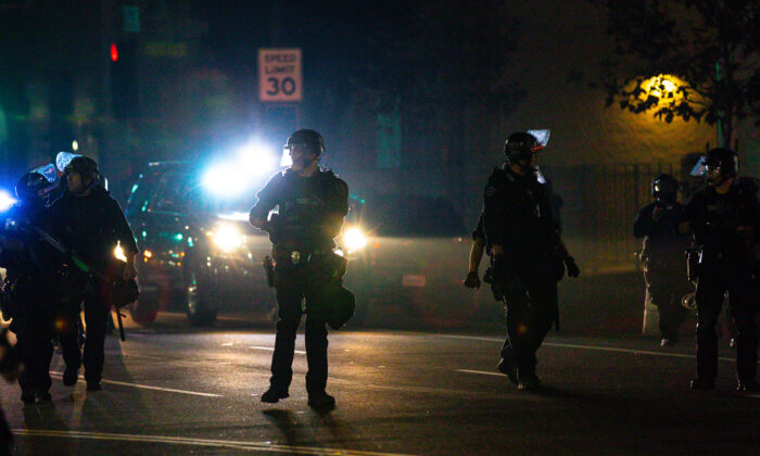 Oficiales del Departamento de Policía de Los Ángeles responden a disturbios civiles en una foto de archivo. (John Fredricks/The Epoch Times)
