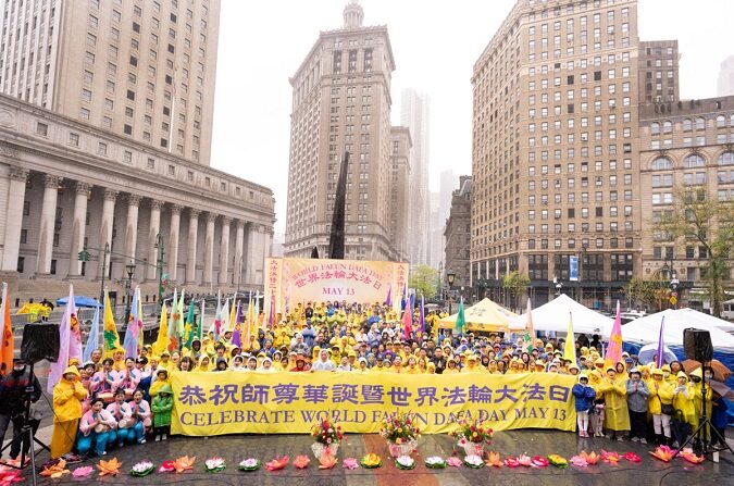 Practicantes de Falun Gong participan en un evento para celebrar el Día Mundial de Falun Dafa en Foley Square en la ciudad de Nueva York el 7 de mayo de 2022. (Larry Dye/The Epoch Times)
