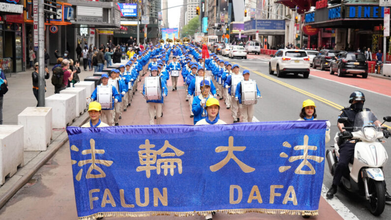 Practicantes de Falun Gong participan en un desfile que marca el 30° aniversario desde su presentación al público, en Manhattan, ciudad de Nueva York, el 13 de mayo de 2022. (Larry Dye/The Epoch Times)
