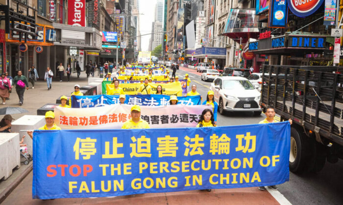 Los practicantes de Falun Gong participan en un desfile que conmemora el 30° aniversario de la presentación al público de su disciplina espiritual, en Nueva York, el 13 de mayo de 2022. (Larry Dye/The Epoch Times)
