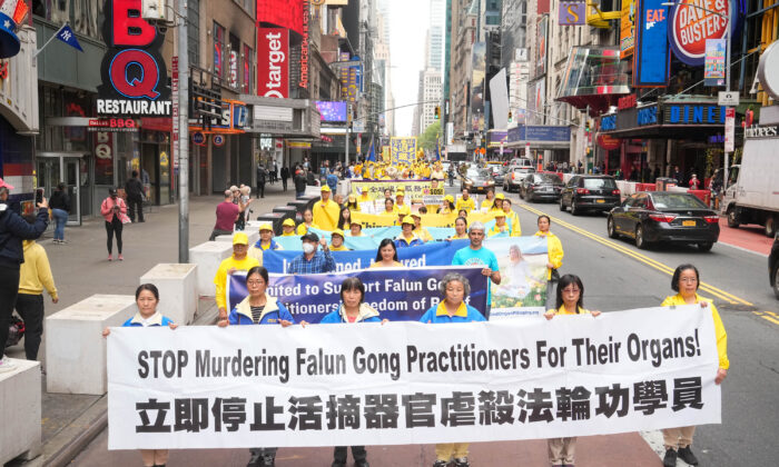 Los practicantes de Falun Gong participan en un desfile que marca el 30 aniversario desde su presentación al público, en Manhantan, Nueva York, el 13 de mayo de 2022. (Larry Dye/The Epoch Times)
