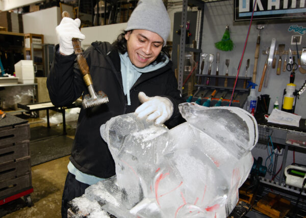 El escultor de hielo Christian López esculpe la imagen del perro de un cliente en el estudio Okamoto, en Queens, Nueva York (Dave Paone/The Epoch Times)