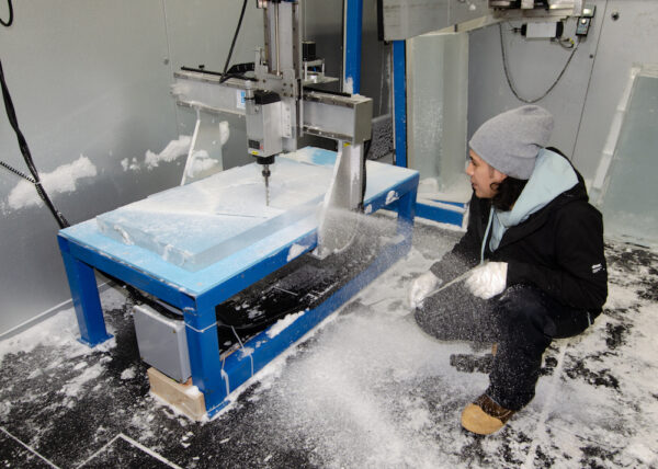 El tallador de hielo Christian López maneja un controlador numérico computarizado en Okamoto Studio, en Queens, N.Y. (Dave Paone/The Epoch Times)