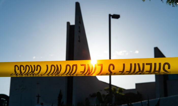 Agentes de la ley responden a un tiroteo en la Iglesia Presbiteriana de Ginebra en Laguna Hills, California, el 15 de mayo de 2022. (John Fredricks/The Epoch Times)