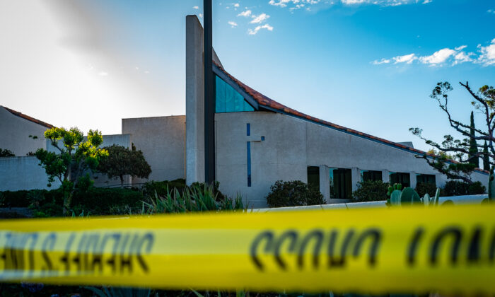 Los agentes del orden responden a un tiroteo en la Iglesia Presbiteriana de Ginebra en Laguna Hills, California, el 15 de mayo de 2022. (John Fredricks/The Epoch Times)