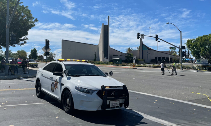 Un automóvil del Departamento del Alguacil del Condado de Orange estacionado afuera de la Iglesia Presbiteriana de Ginebra después de un tiroteo que dejó un muerto y cuatro heridos de gravedad, en Laguna Woods, California, el 15 de mayo de 2022. (Vanessa Serna/The Epoch Times)
