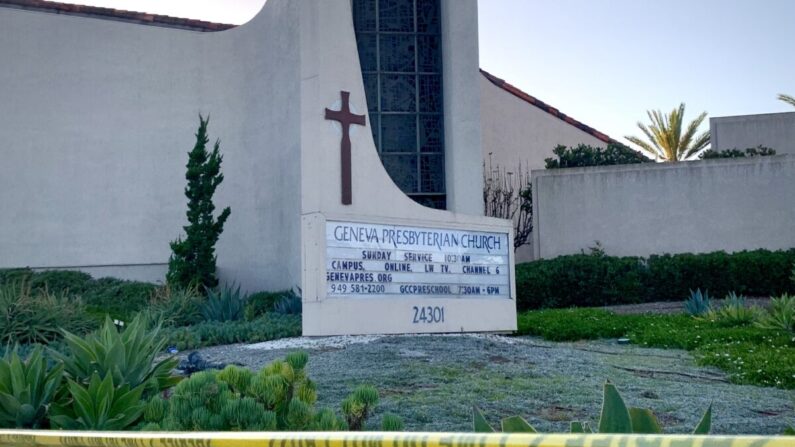 Cinta policial en la Iglesia Presbiteriana de Ginebra después de un tiroteo que dejó un muerto y cinco heridos en Laguna Woods, California, el 15 de mayo de 2022. (John Fredricks/The Epoch Times)
