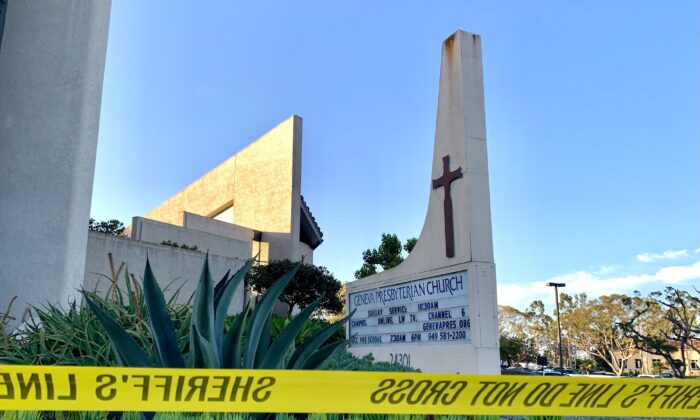 Cinta policial en la Iglesia Presbiteriana de Ginebra después de un tiroteo que dejó un muerto y cinco heridos en Laguna Woods, California, el 15 de mayo de 2022. (John Fredricks/The Epoch Times)
