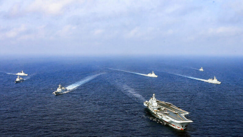 El único portaaviones operativo de China, el Liaoning (frente), navegando con otros buques durante un simulacro, en abril de 2018. (AFP vía Getty Images)
